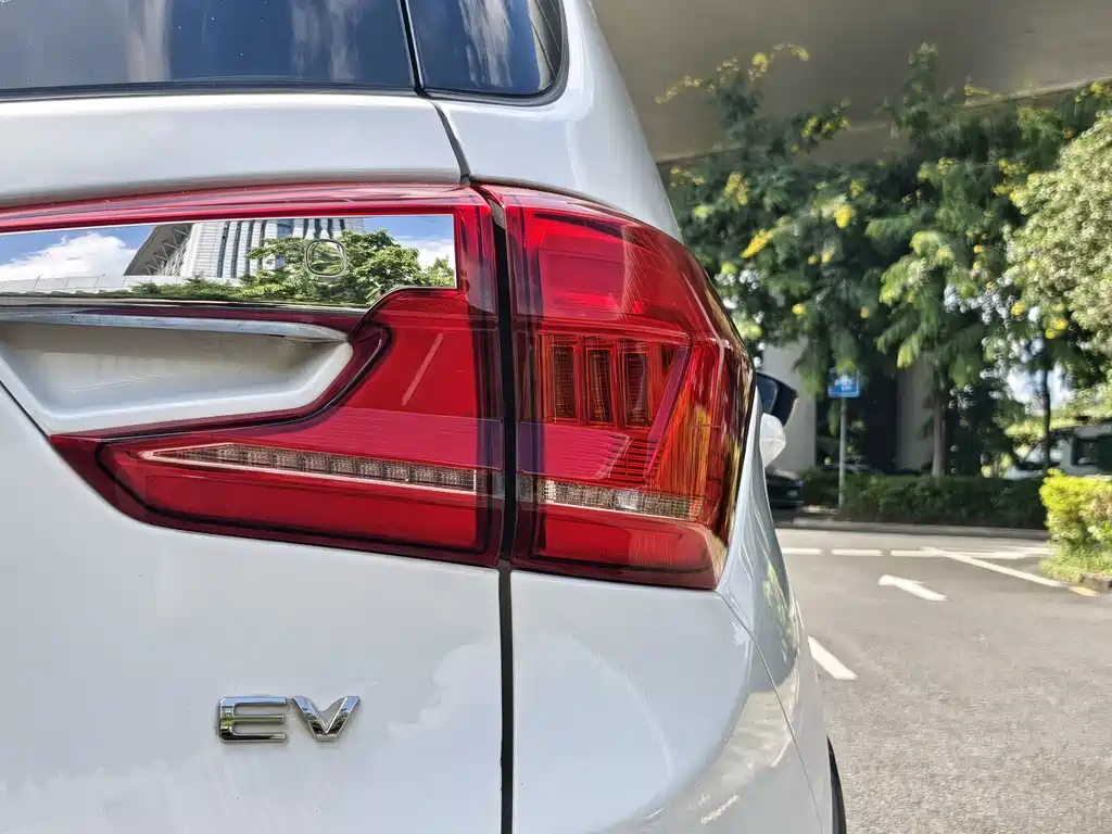 BYD Yuan EV — миниатюра 8