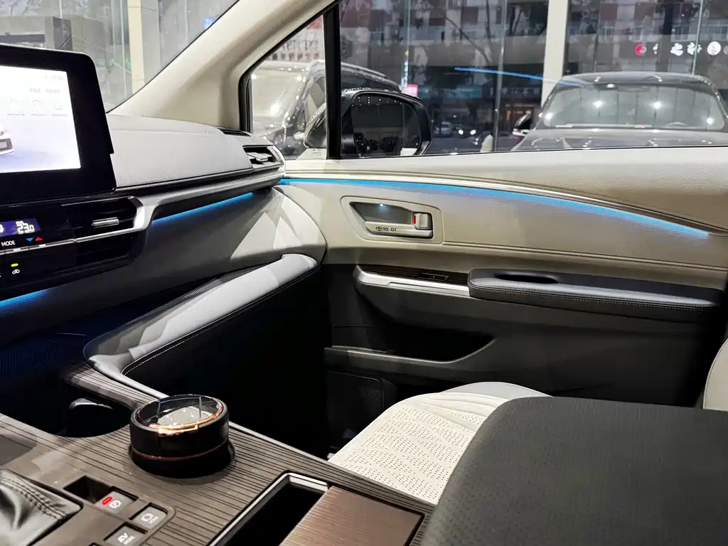 Toyota Granvia — миниатюра 11