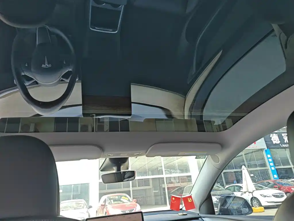 Tesla Model Y — миниатюра 18