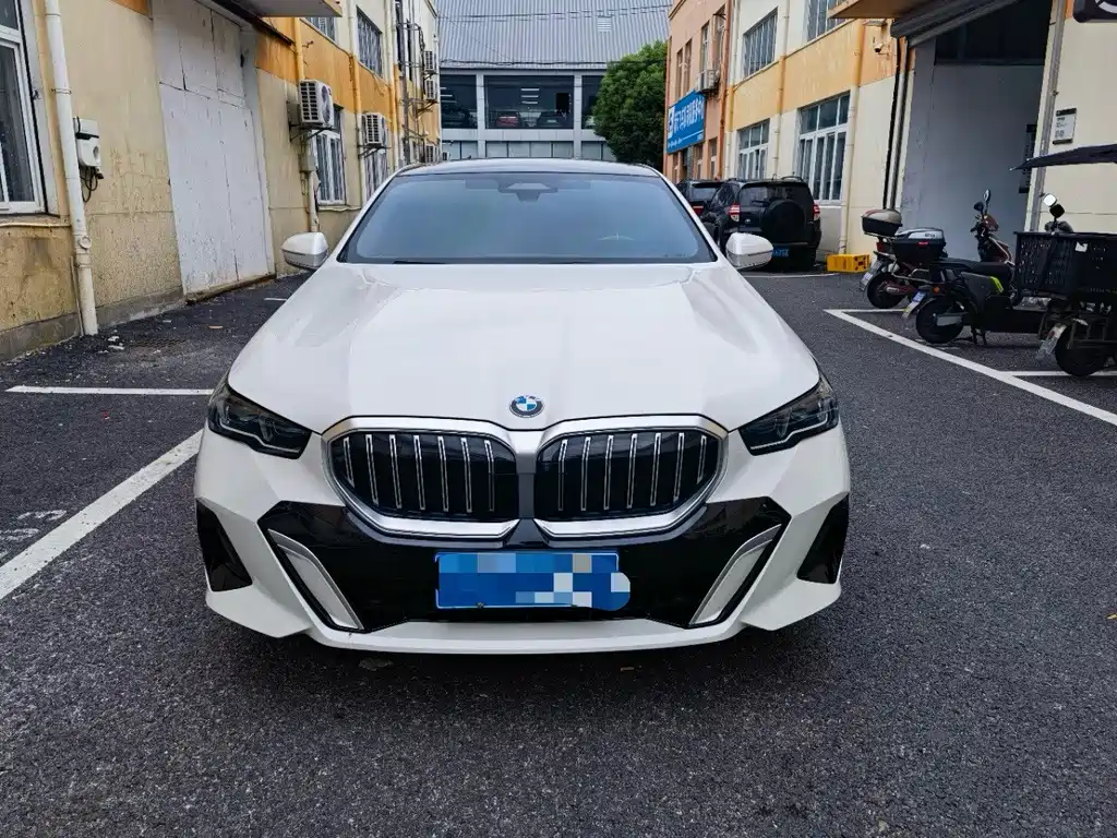BMW 5 Series — миниатюра 6