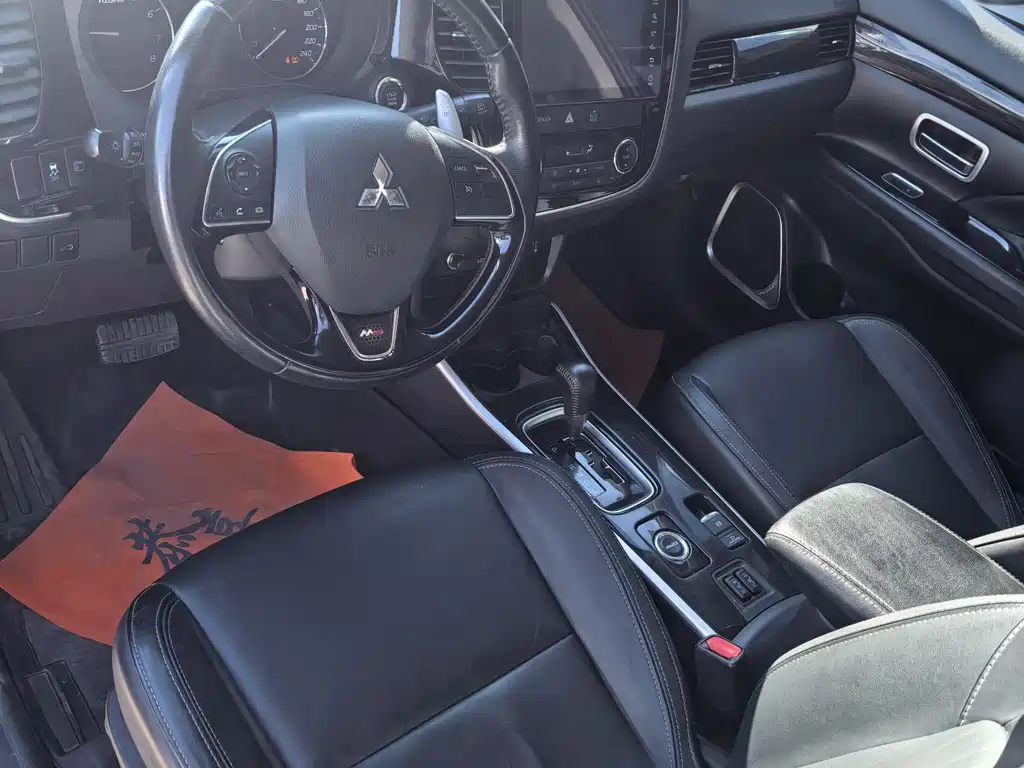 MITSUBISHI OUTLANDER