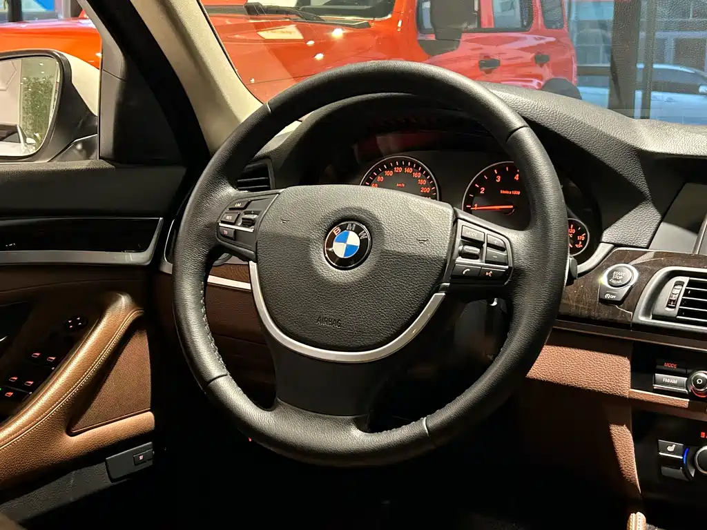 BMW 5 Series — миниатюра 24