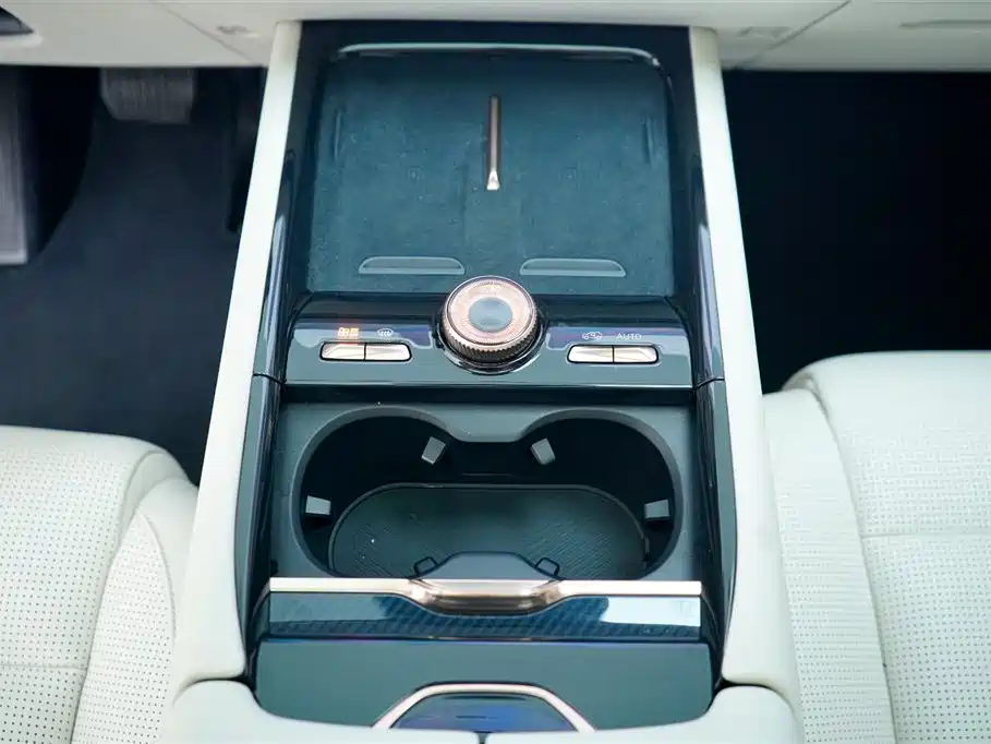 Lynk & Co 900 2025 1.5T Ultra 6 мест