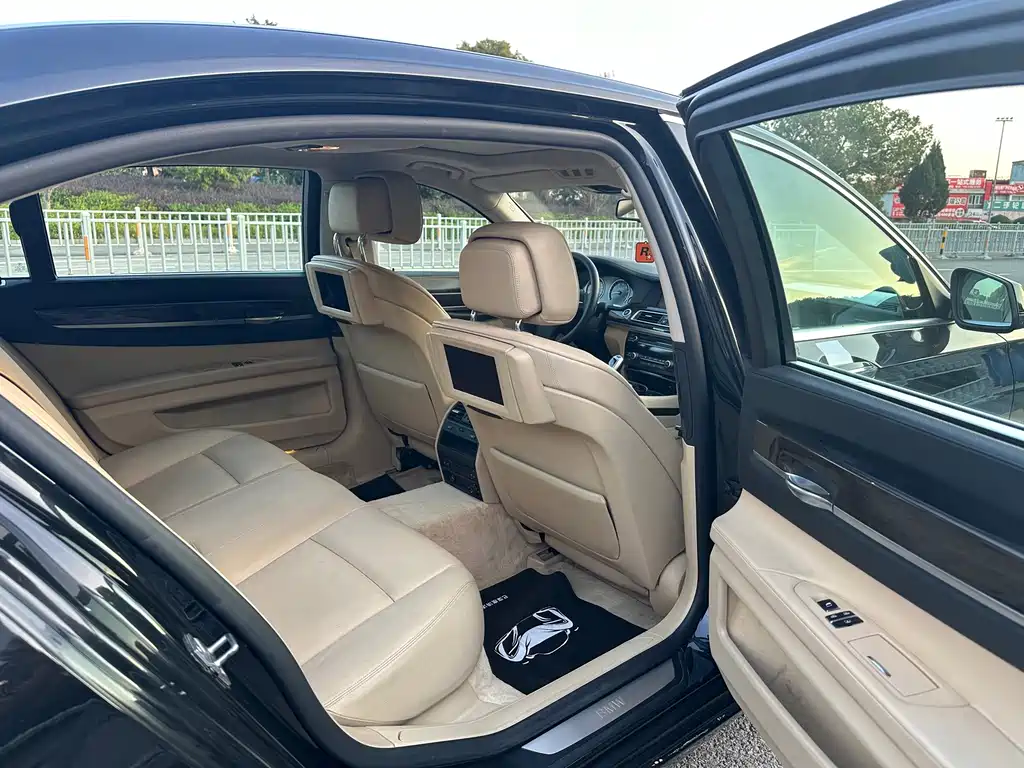 BMW 7 Series — миниатюра 18