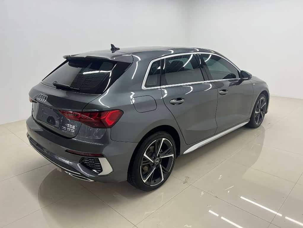 Audi A3 1.4 л 2023 г. Серебристо-серый, пробег 33000 км