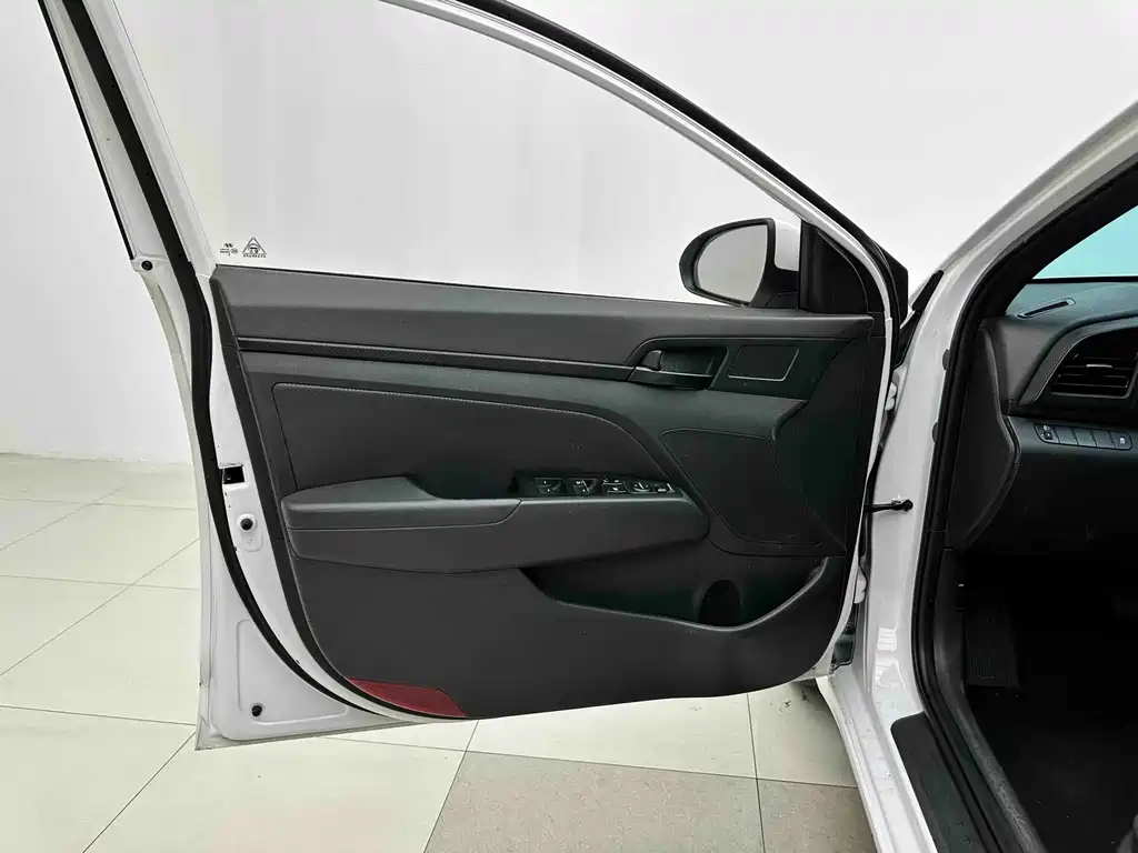 Hyundai Elantra — миниатюра 7