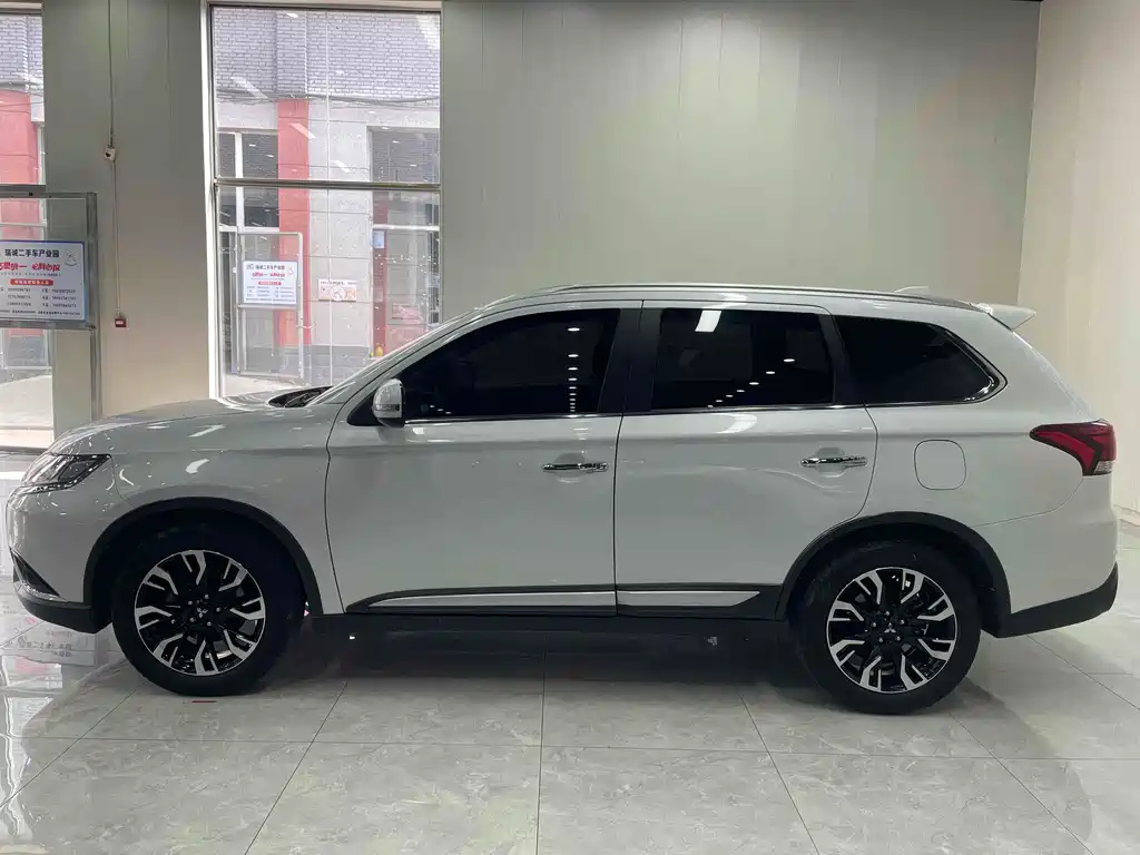 MITSUBISHI OUTLANDER