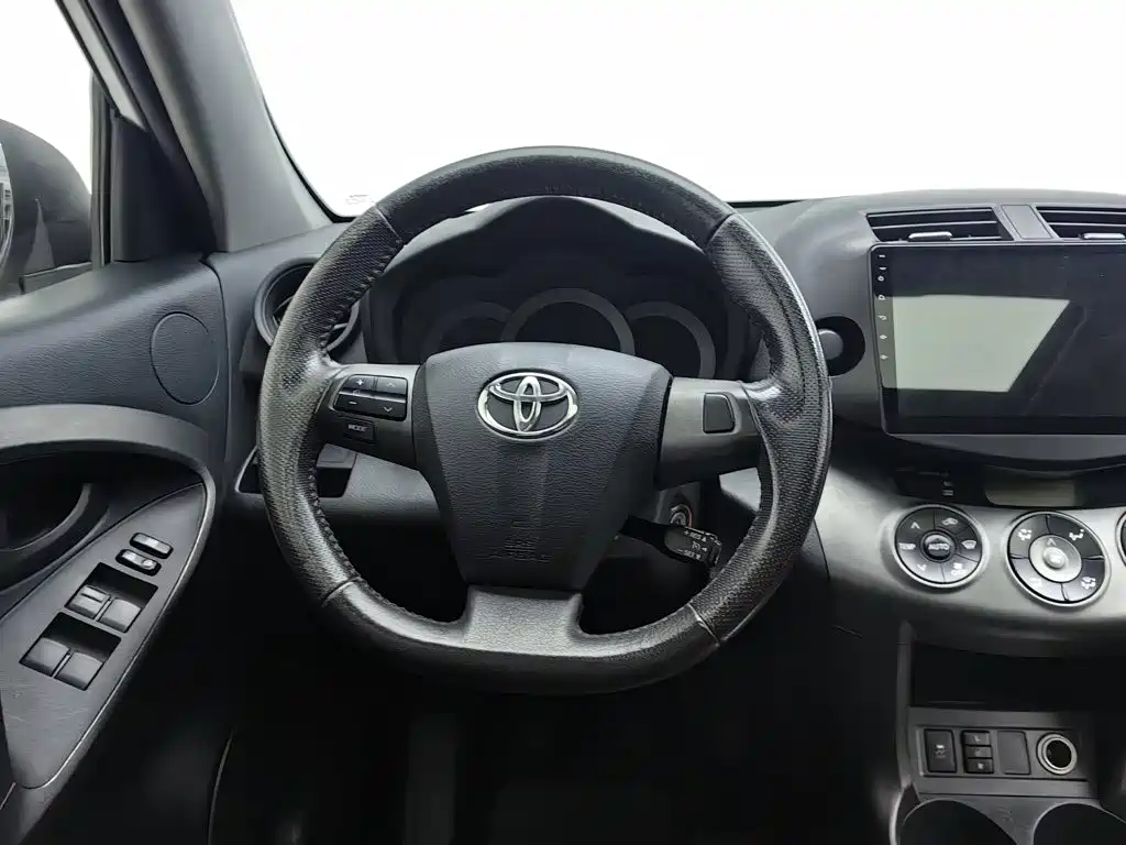 Toyota RAV4 — миниатюра 11