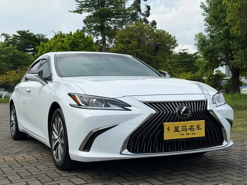 Lexus ES 2020 260