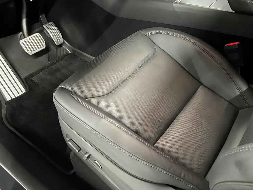 Tesla Model Y — миниатюра 6