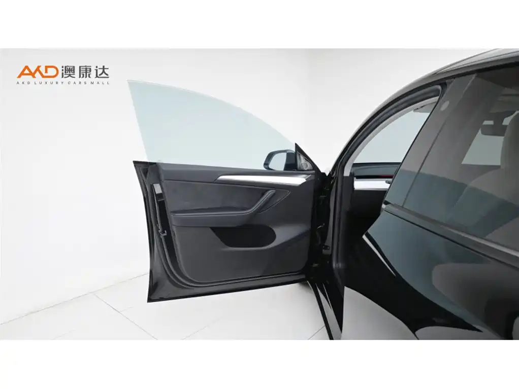 Tesla Model Y — миниатюра 10