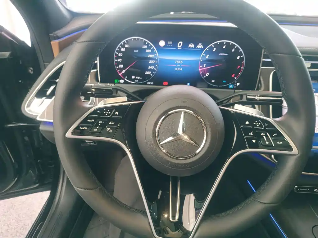 Mercedes-Benz E-Class — миниатюра 11