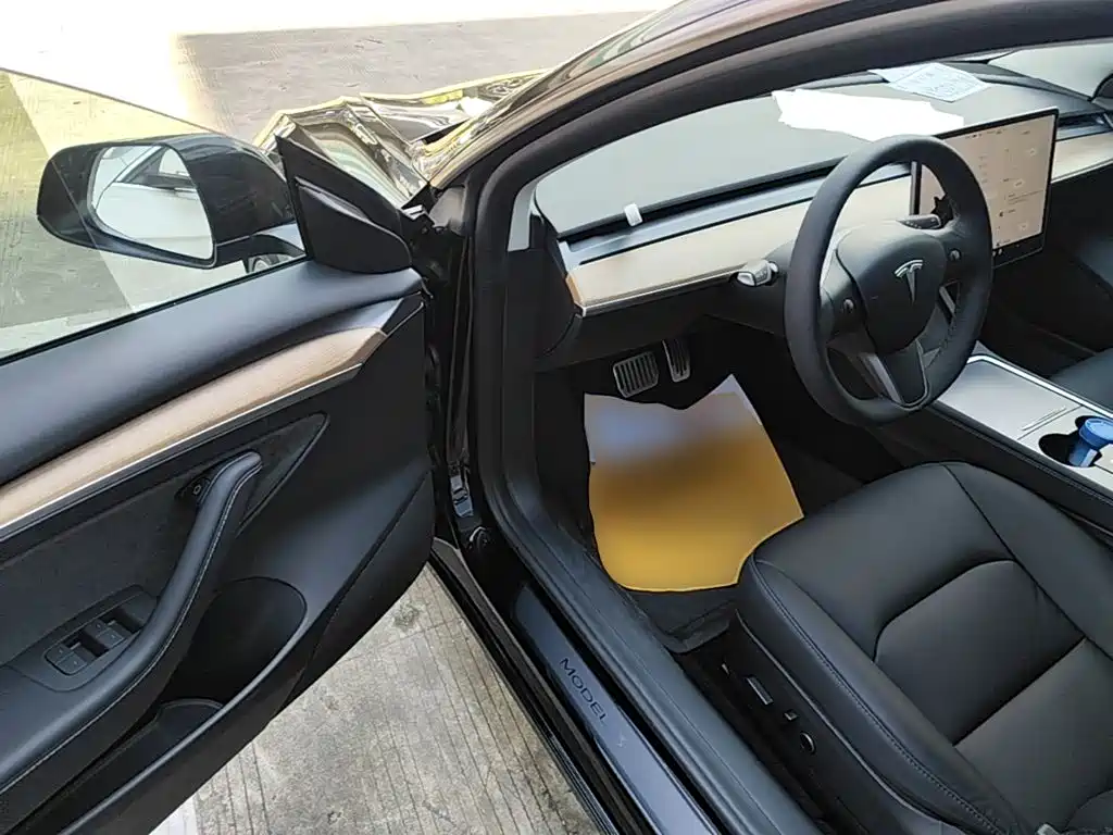 Tesla Model 3 — миниатюра 16