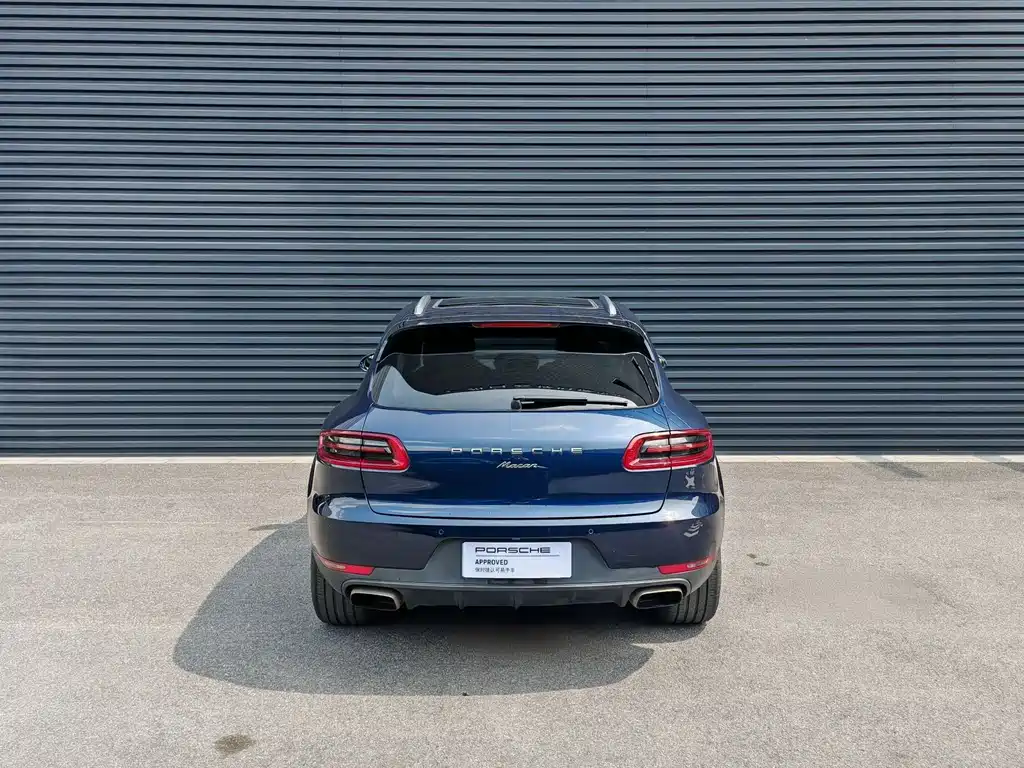 PORSCHE MACAN
