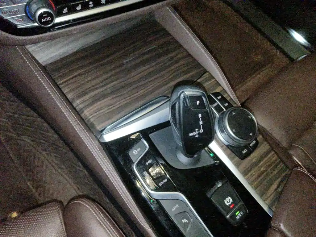 BMW 5 Series New Energy — миниатюра 15
