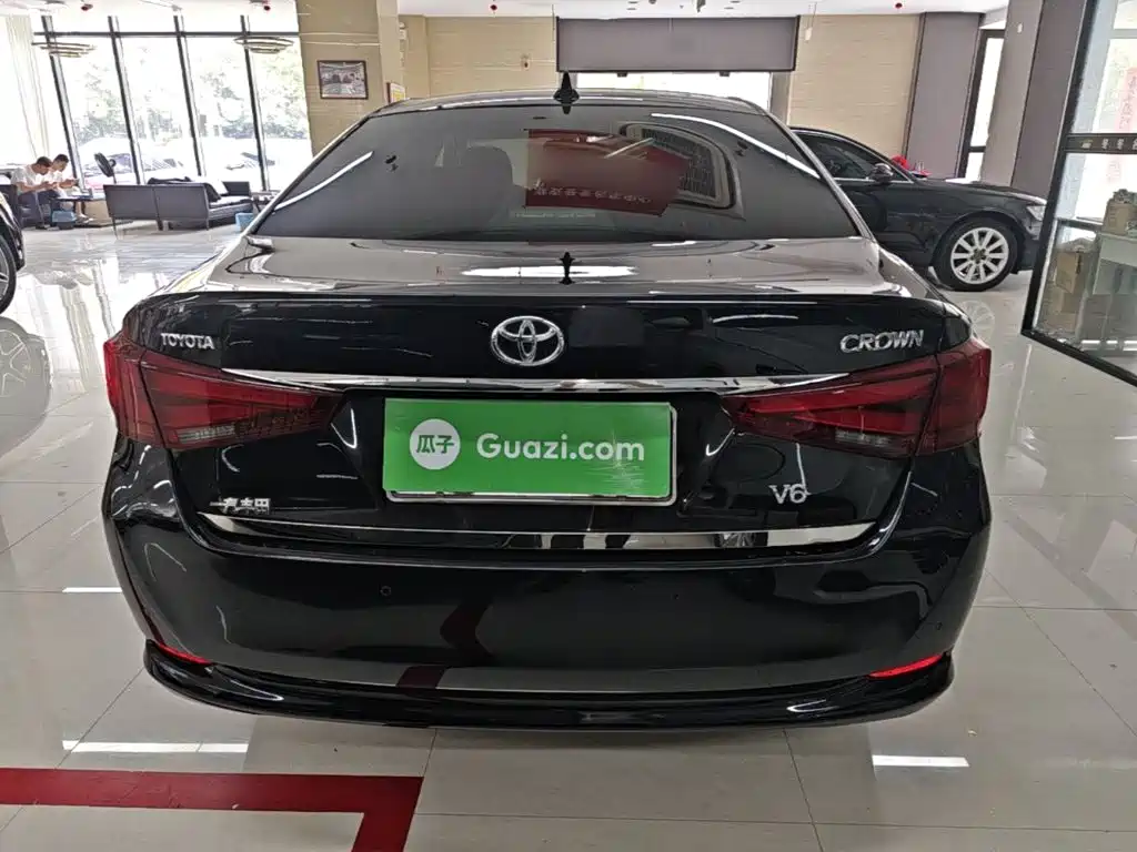 Toyota Crown — миниатюра 6