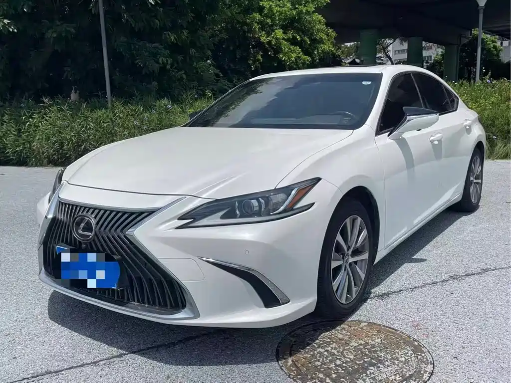 Lexus ES 2020