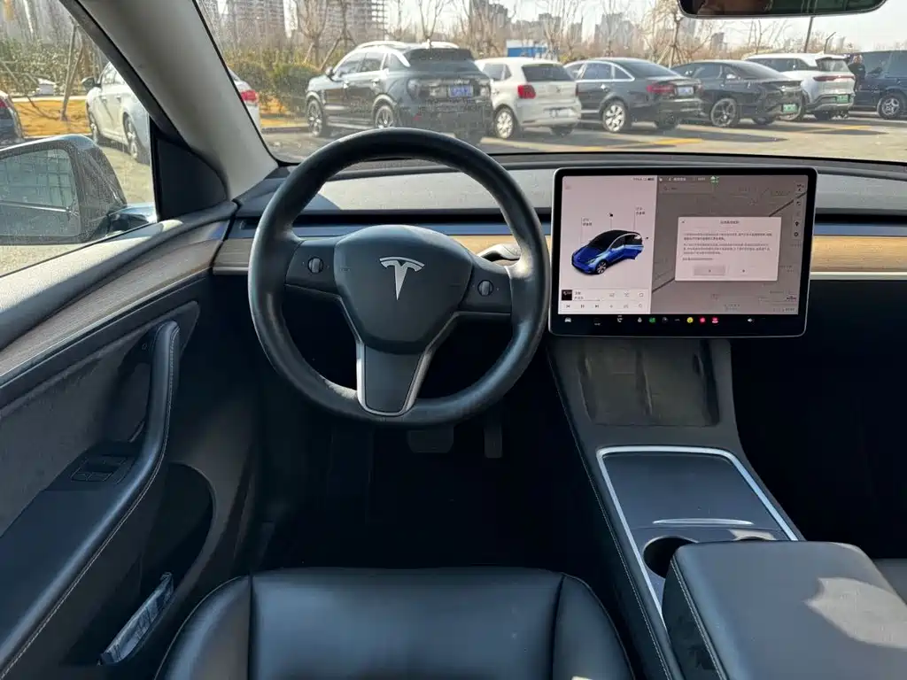 TESLA MODEL Y