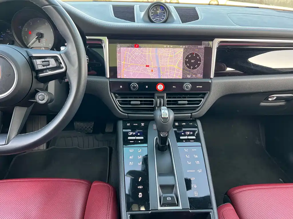 PORSCHE MACAN