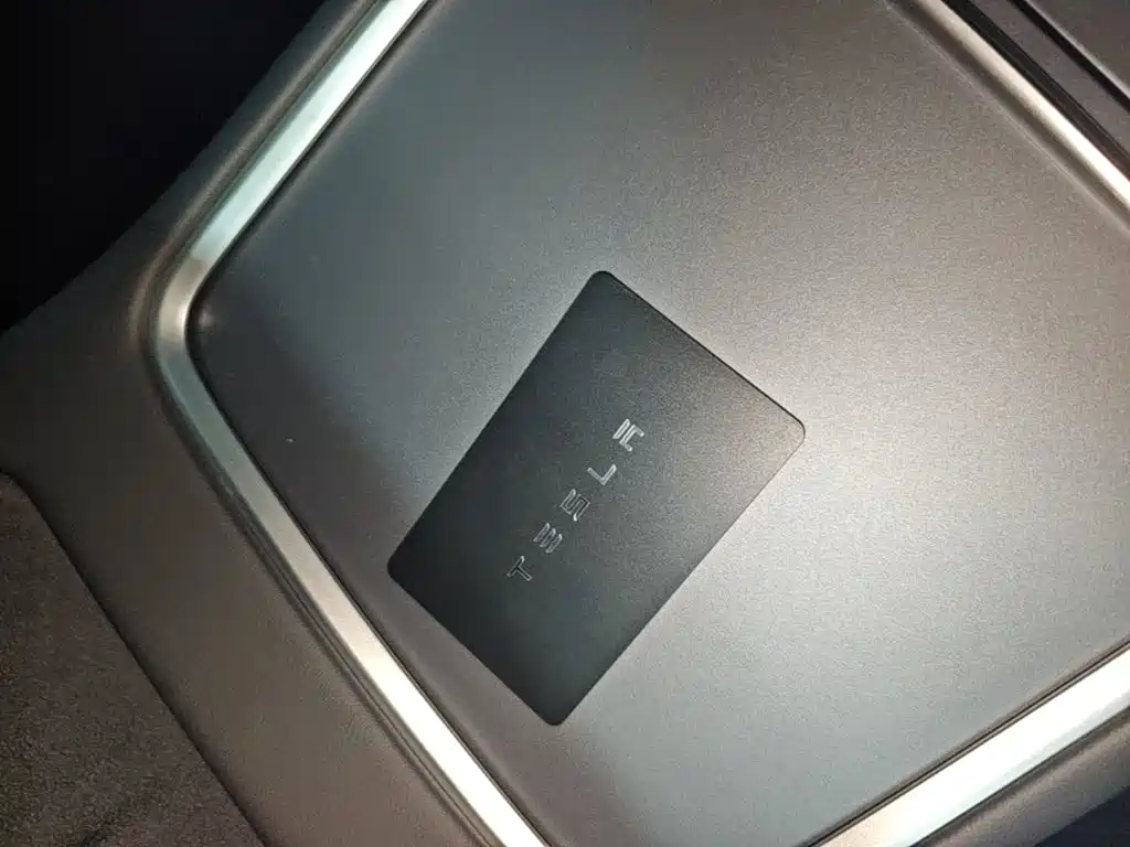 Tesla Model Y — миниатюра 9
