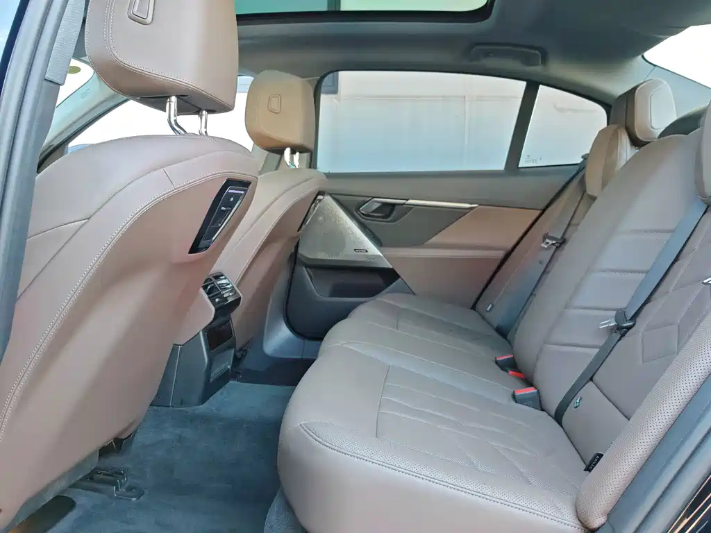 BMW 5 Series — миниатюра 14