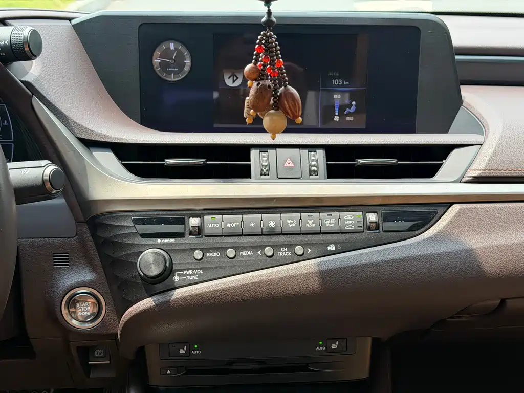 Lexus ES — миниатюра 9