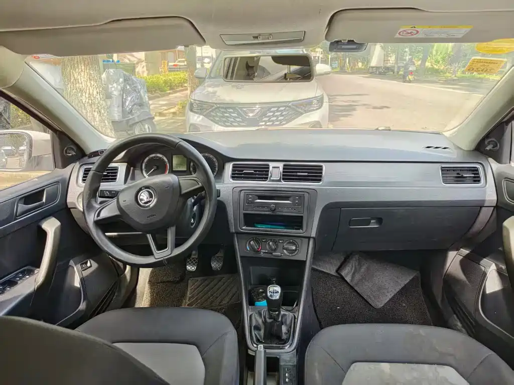 Skoda Rapid — миниатюра 7