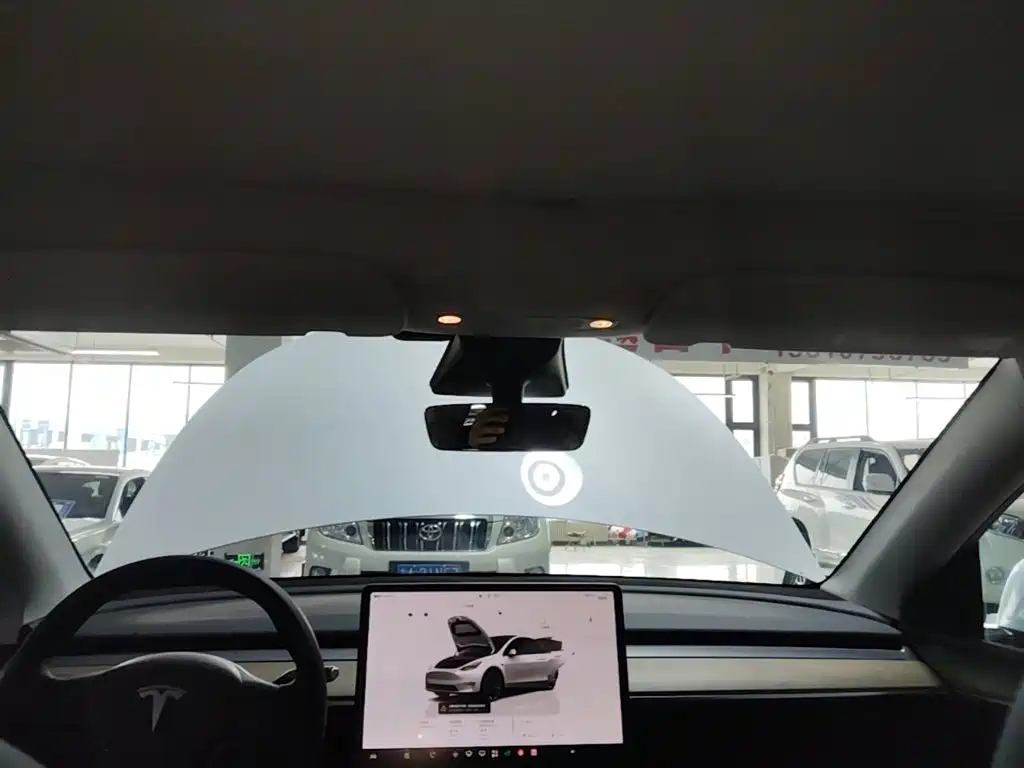 Tesla Model Y — миниатюра 18