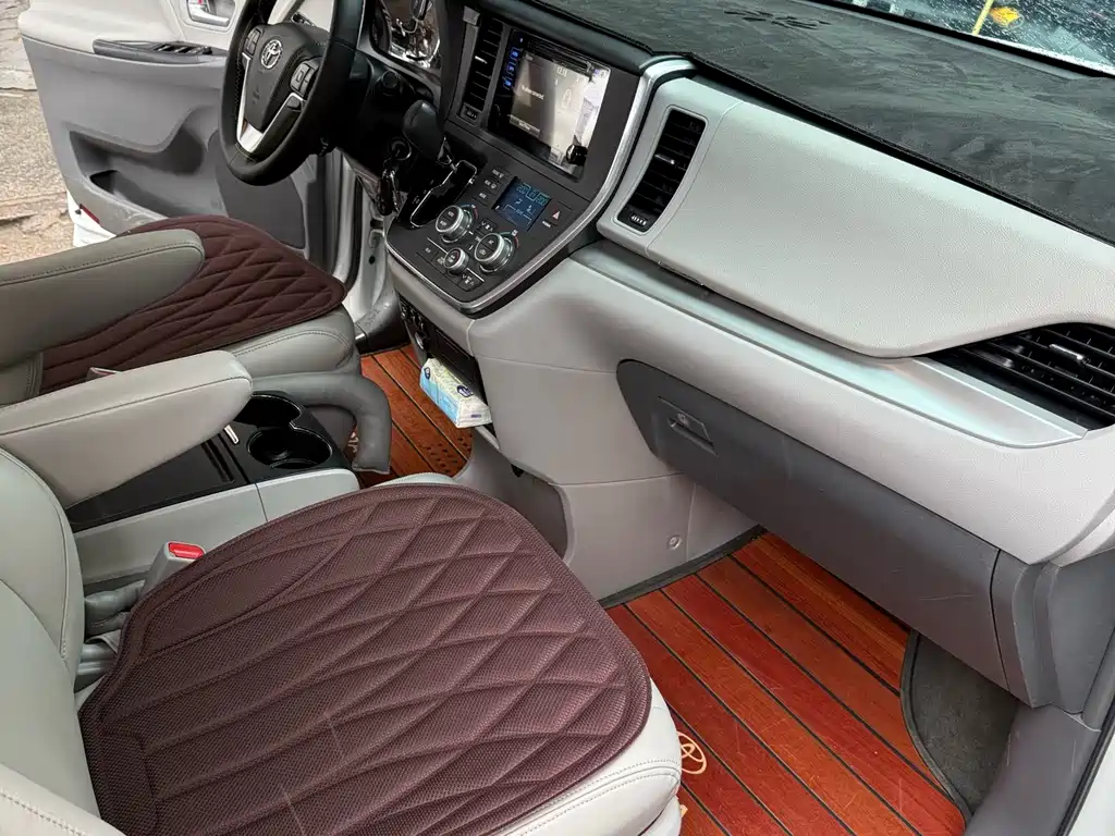 Toyota Sienna — миниатюра 9