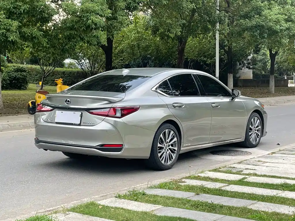 Lexus ES — миниатюра 7
