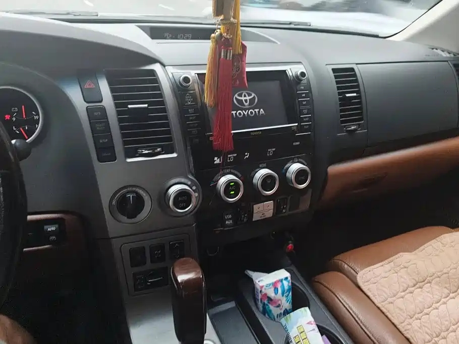 Toyota Sequoia — миниатюра 13
