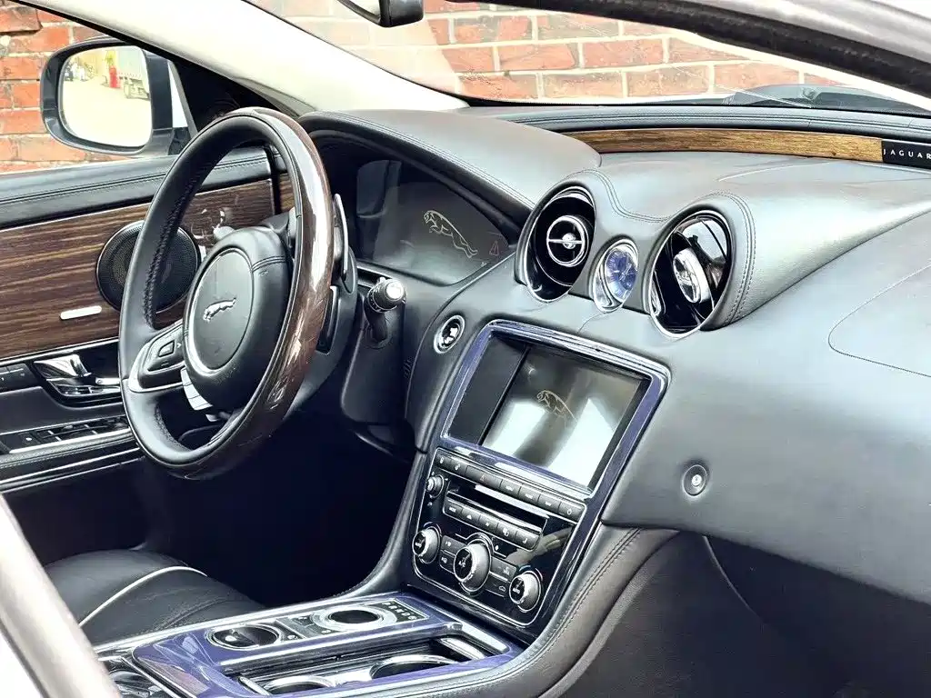 Jaguar XJ — миниатюра 15