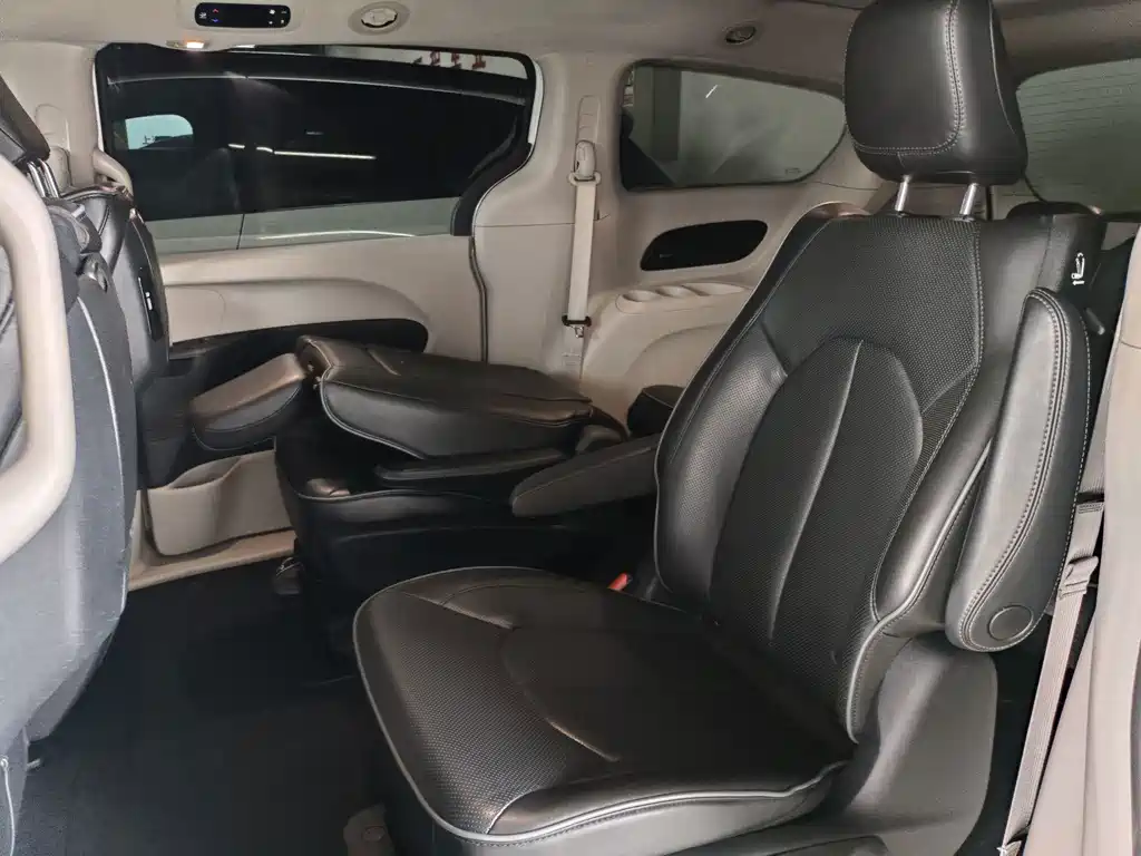 Chrysler Grand Voyager PHEV (Import) — миниатюра 7