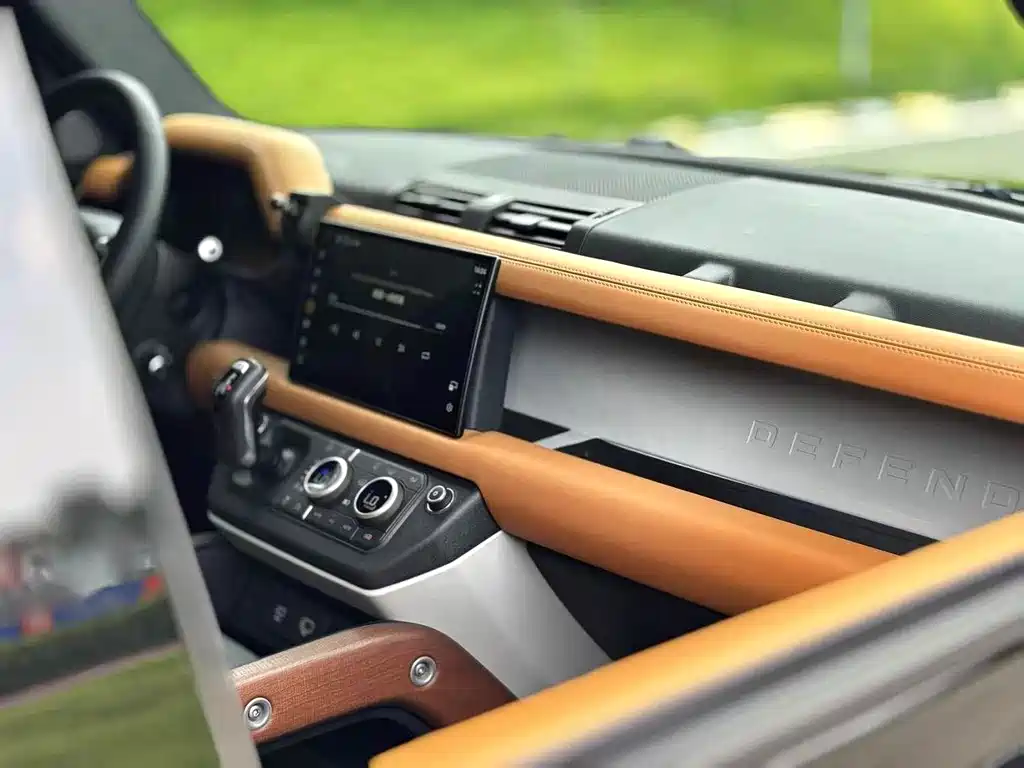 Land Rover Defender — миниатюра 4