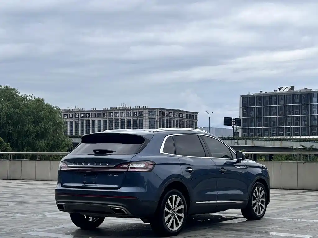 LINCOLN NAVIGATOR (IMPORT)