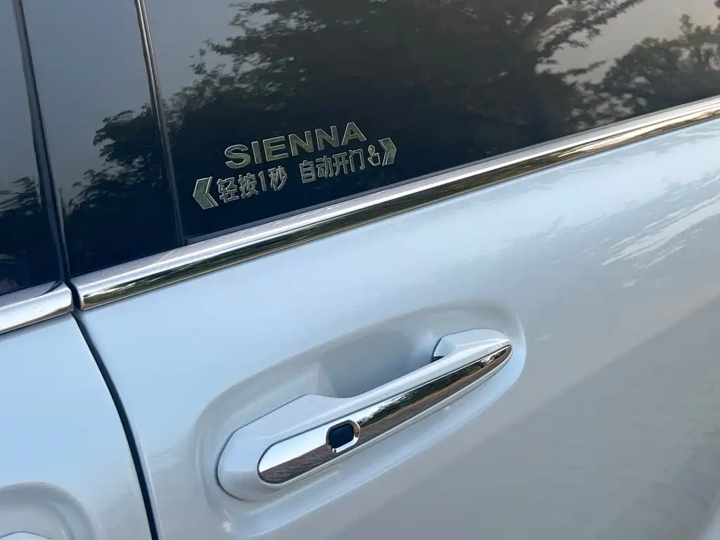 Toyota Sienna — миниатюра 7