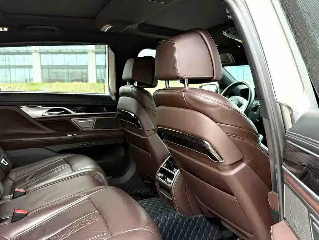 BMW 7 Series — миниатюра 10