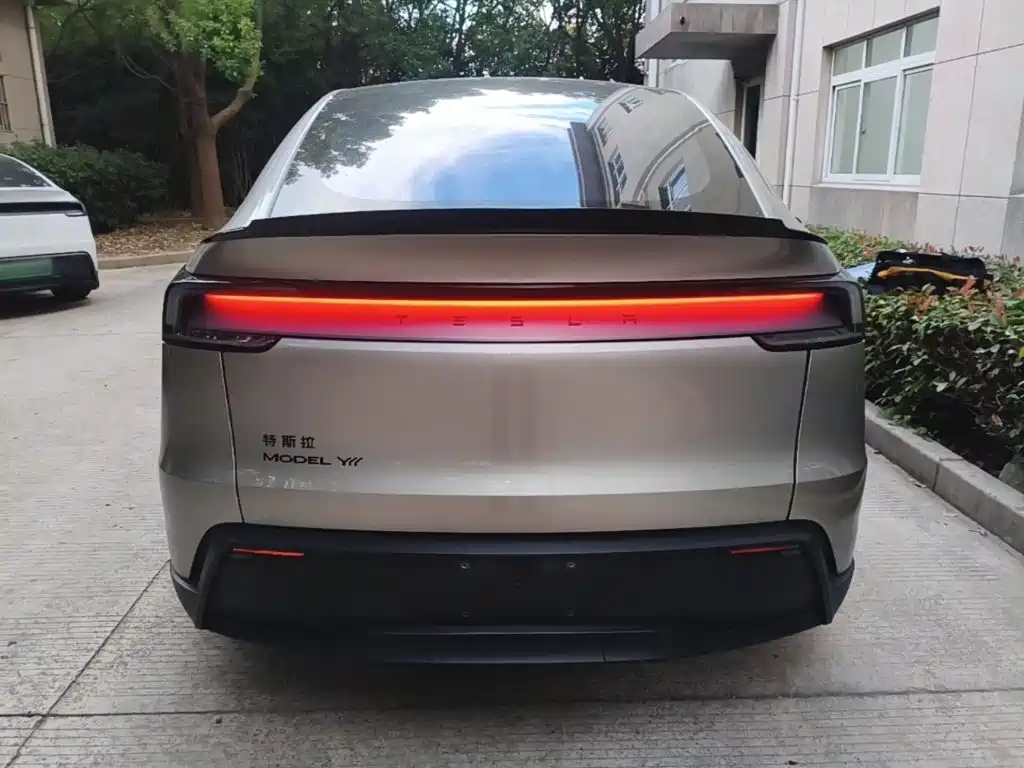 Tesla Model Y L — миниатюра 6