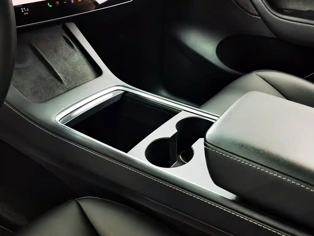 Tesla Model Y — миниатюра 10