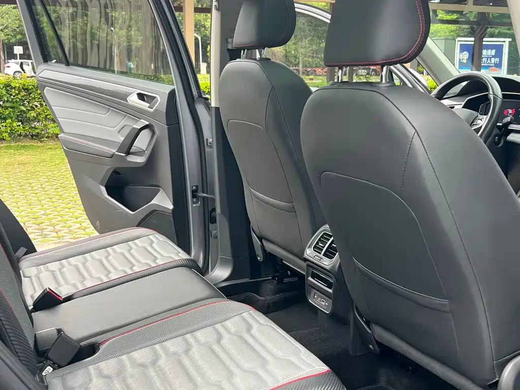 Volkswagen Tiguan L PHEV — миниатюра 8