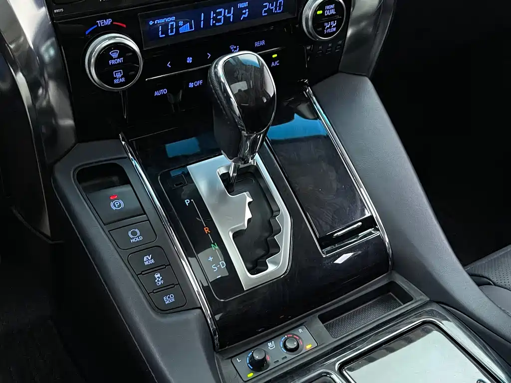 Toyota Vellfire — миниатюра 8