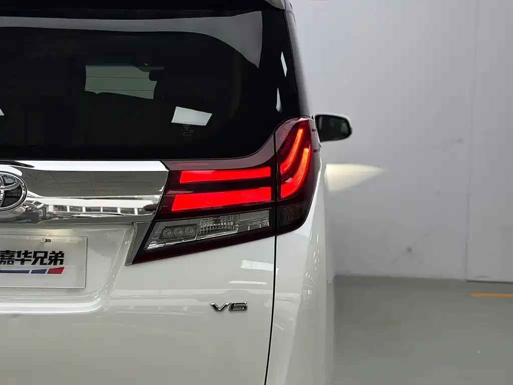 Toyota Alphard — миниатюра 14