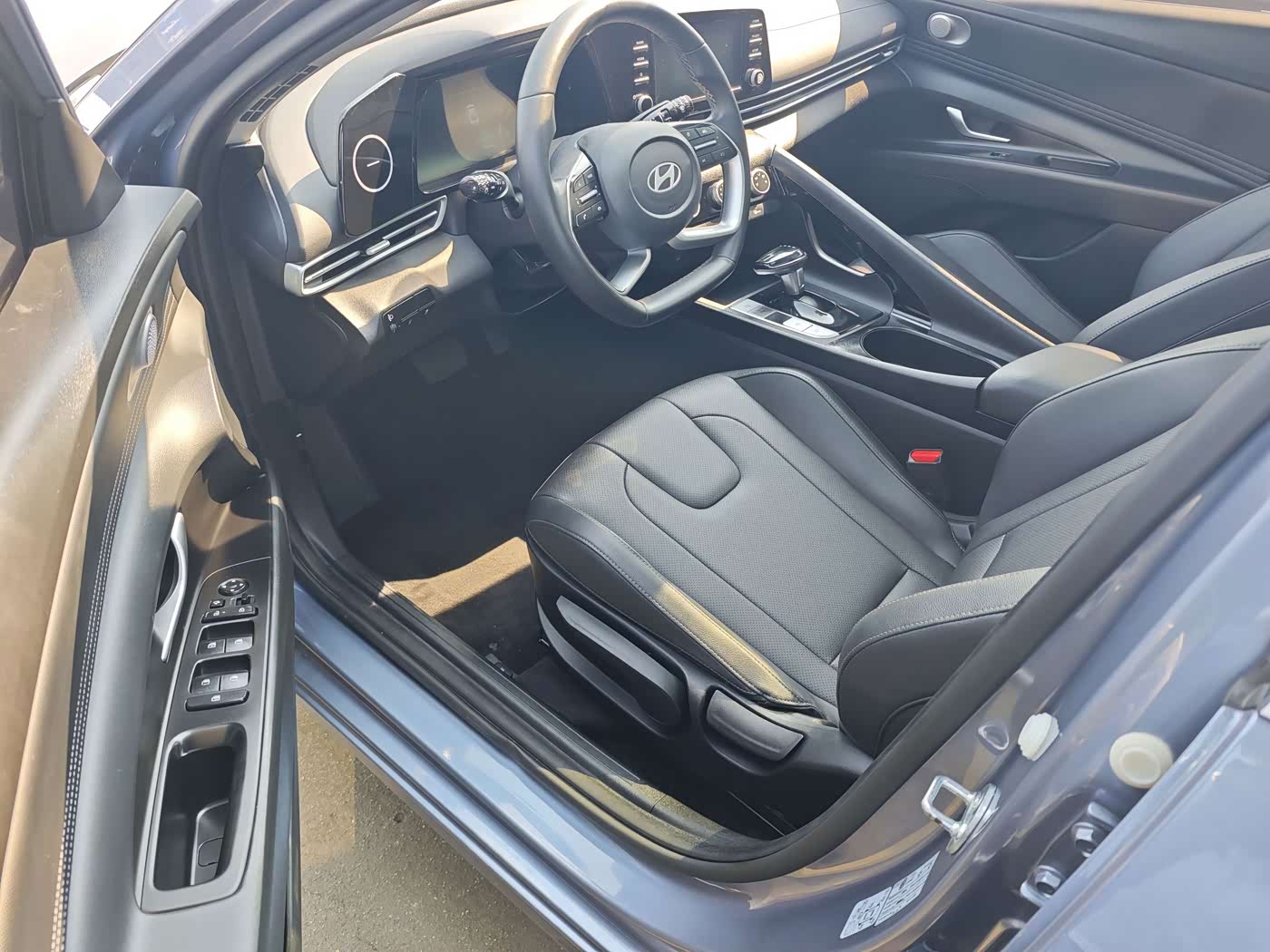 Hyundai Elantra 1.5 л 2024 г. Голубой, пробег 38000 км