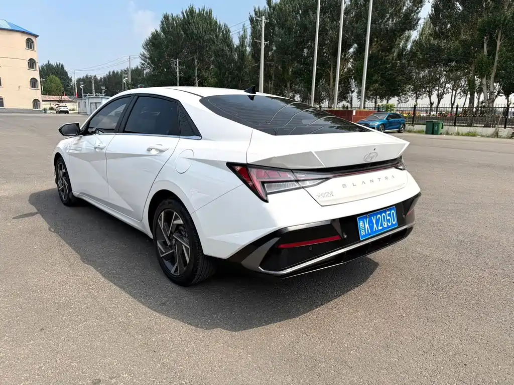 Hyundai Elantra — миниатюра 10