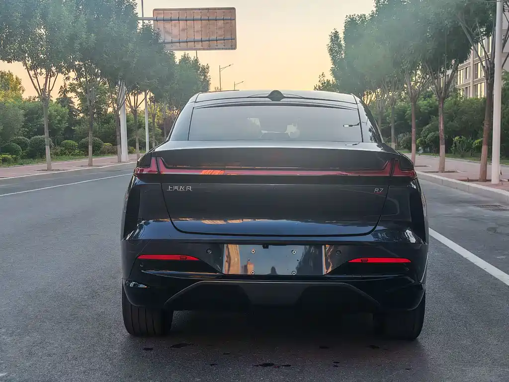 Rising Auto R7 2022 Flagship