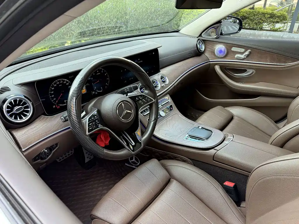 Mercedes-Benz E-Class — миниатюра 8