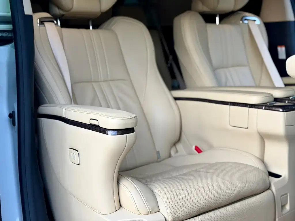 Toyota Alphard — миниатюра 17