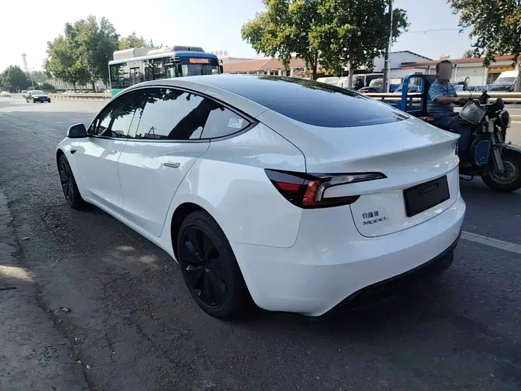 Tesla Model 3 — миниатюра 5
