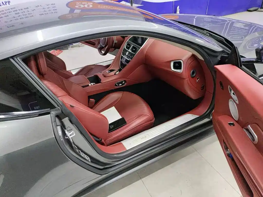 Aston Martin DB11 — миниатюра 7