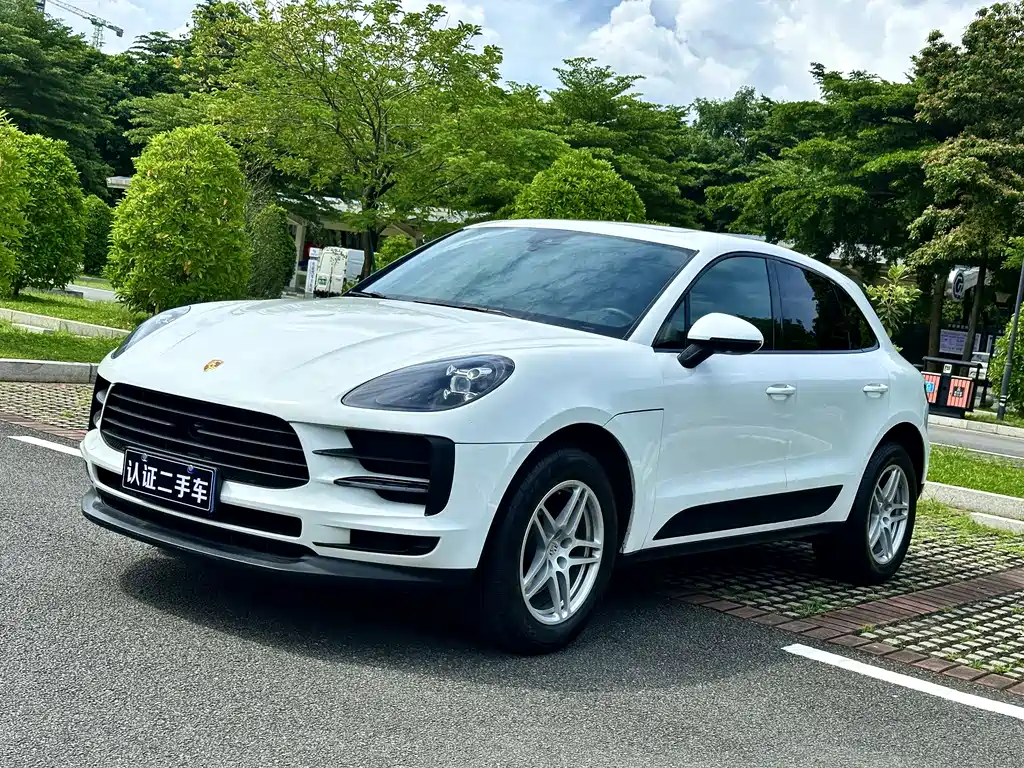 PORSCHE MACAN